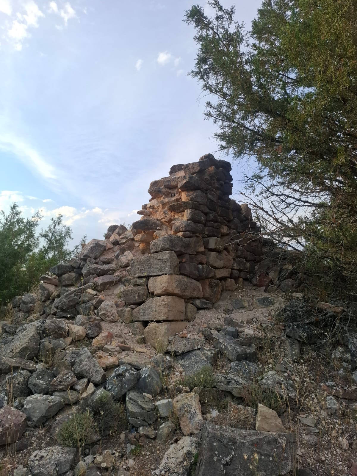 Vestigios de una torre árabe sita en el término de Terzaga desde la que se podría controlar el tráfico de la sal en dirección a Molina. Fotografía de Jorge Sanz Martínez.